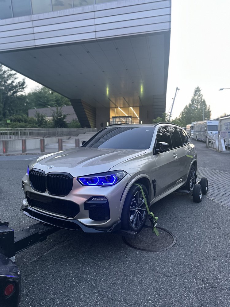 SUV collected from a commercial building car park